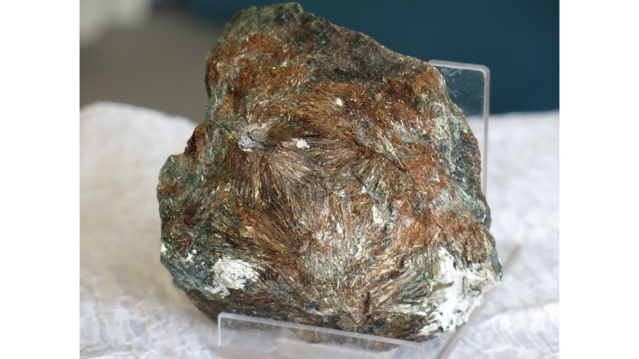 Prirodni ulomci minerala Astrofilita 058